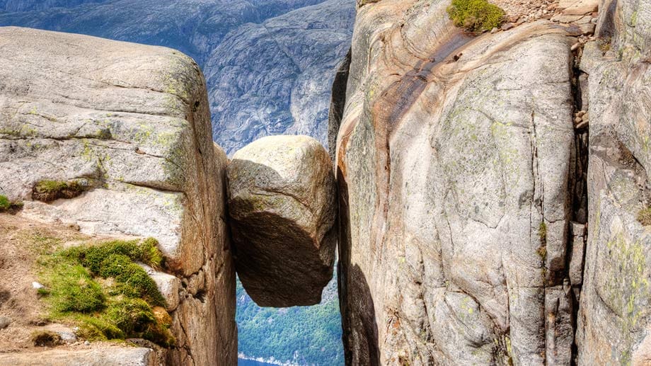 In die Mangel genommen: Der "Kjeragbolten“ am Lysefjord. Spektakulär!