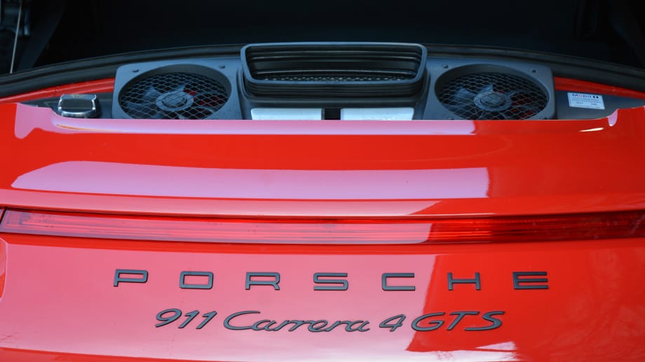 Schade - von Motor gibt es fast nichts zu sehen. Dafür aber viel zu hören - je nach Drehzahl: Herrlich blechern-kernig oder rotzig-kreischen - immer aber unverwechselbar Porsche-911er-Sound.