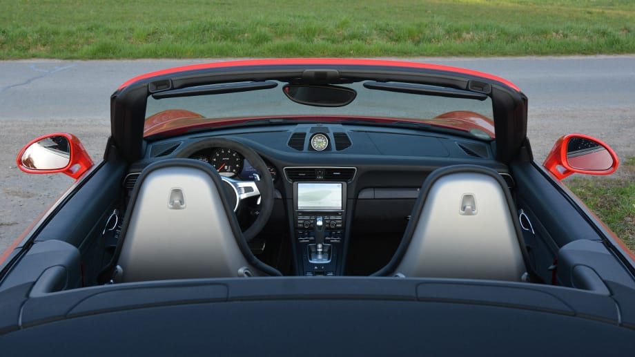 Blick ins Cockpit mit wunderbar griffigem Alcantara-Lenkrad und Sportschalensitzen; auffällig sind auch die GTS-SportDesign-Außenspiegel.