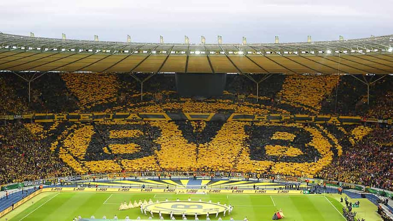 Im Pokalfinale 2014 zeigen die BVB-Fans mit ihrer Choreografie das schwarz-gelbe Logo der Westfalen.