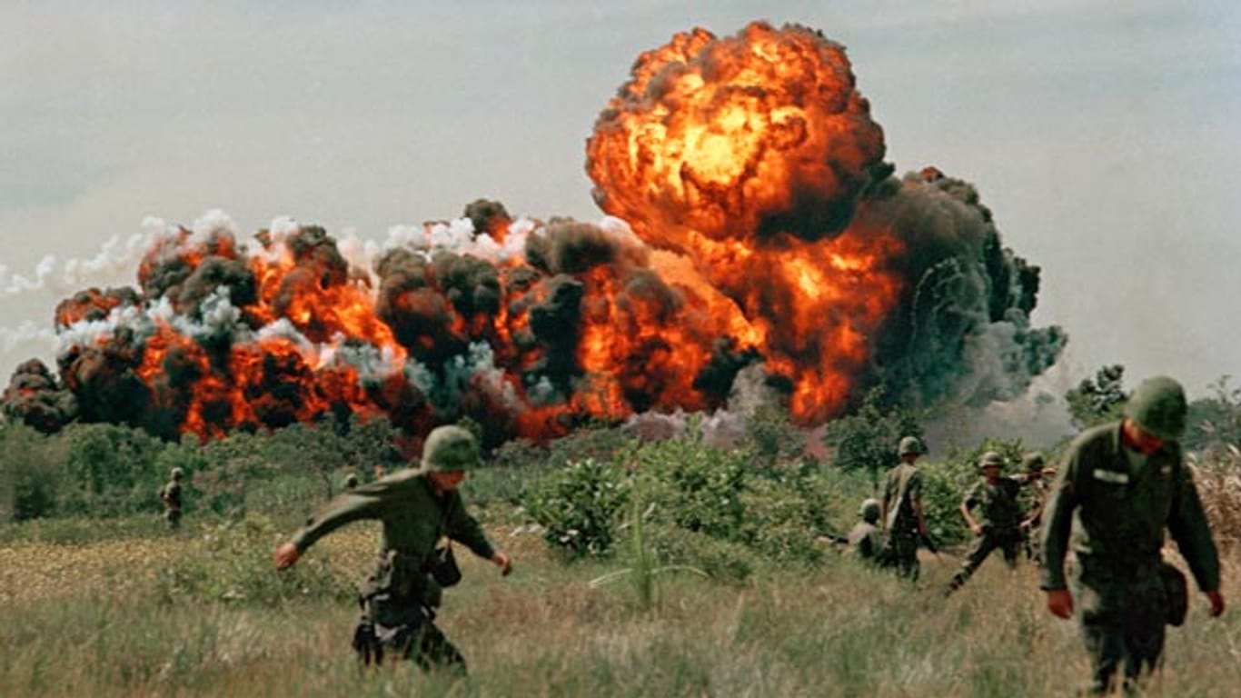 Der Dschungel brennt nach einem der unzähligen US-Bombenangriffe mit tödlichem Napalm in Südvietnam.
