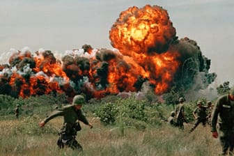 Der Dschungel brennt nach einem der unzähligen US-Bombenangriffe mit tödlichem Napalm in Südvietnam.