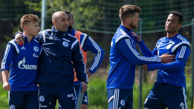 Schalkes Trainer Roberto Di Matteo (2.v.l.) und Klaas-Jan Huntelaar (2.v.r.) trennen die Streithähne Max Meyer (li.) und Dennis Aogo. Schalkes Trainer Roberto Di Matteo (2.v.l.) und Klaas-Jan Huntelaar (2.v.r.) trennen die Streithähne Max Meyer (li.) und Dennis Aogo.