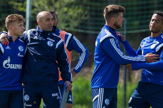 Schalkes Trainer Roberto Di Matteo (2.v.l.) und Klaas-Jan Huntelaar (2.v.r.) trennen die Streithähne Max Meyer (li.) und Dennis Aogo.