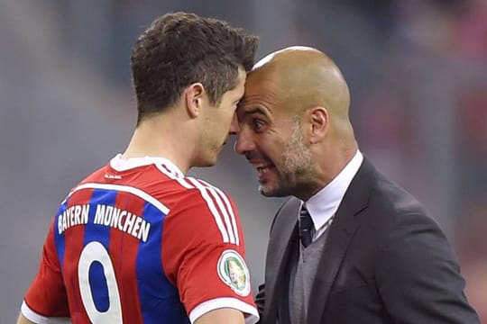 Trainer Pep Guardiola (re.) gehen die Spieler aus. Robert Lewandowski (li.) soll daher trotz Nasenbein- und Kieferbruch gegen den FC Barcelona im Halbfinale der Champions League spielen.