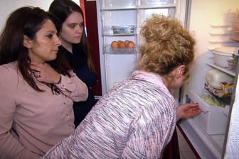 Francesca, Sabrina und Kristin nehmen den Kühlschrank von Familie Ayenana ganz genau unter die Lupe (vli.n.re.)