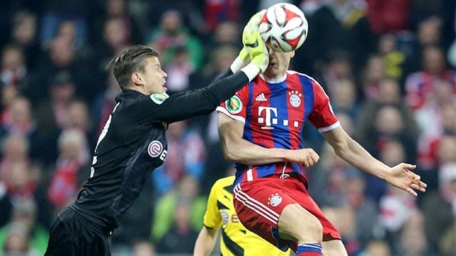 Mitch Langerak (li.) trifft Robert Lewandowski mit voller Wucht.