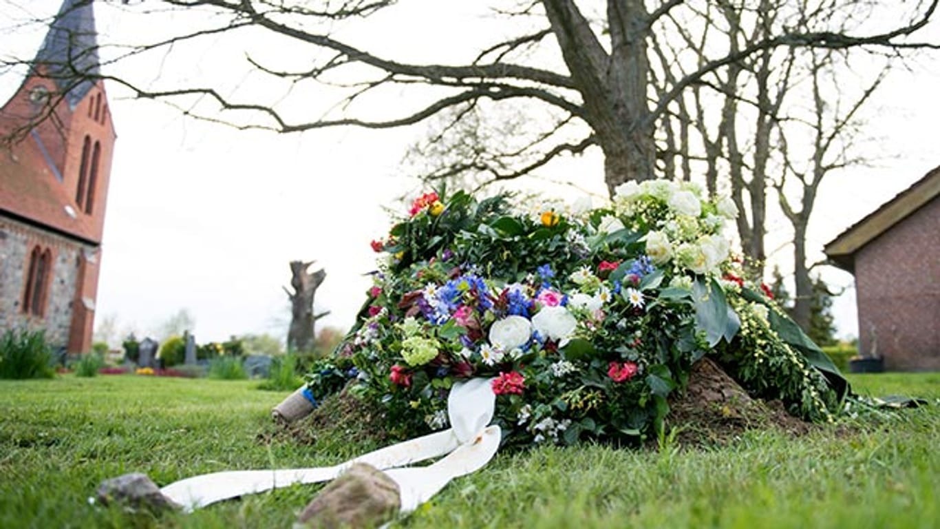 Günter Grass' Grab auf dem Friedhof seines langjährigen Wohnortes Behlendorf.