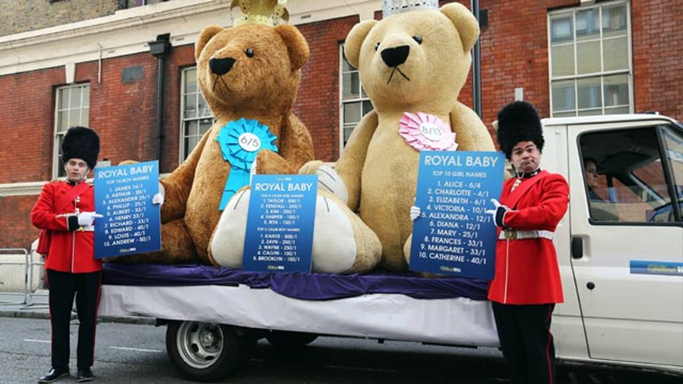 Ein Wettanbieter sorgt in London mit Riesen-Teddys für Stimmung.
