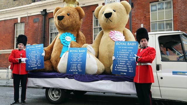 Ein Wettanbieter sorgt in London mit Riesen-Teddys für Stimmung. Ein Wettanbieter sorgt in London mit Riesen-Teddys für Stimmung.
