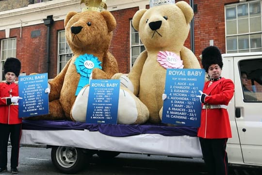 Ein Wettanbieter sorgt in London mit Riesen-Teddys für Stimmung.