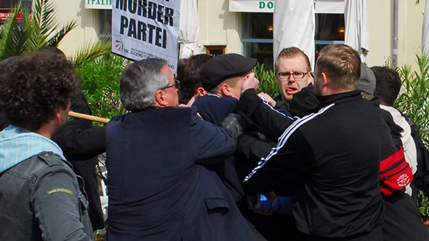 Rechtsextreme attackieren die Teilnehmer einer Mai-Kundgebung - Weimars Oberbürgermeister Stefan Wolf (SPD, Mitte blaues Sakko) geht dazwischen.