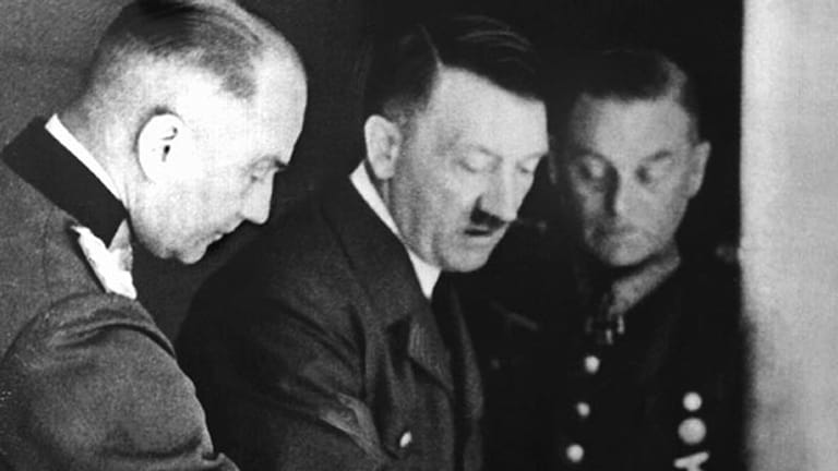 Generalfeldmarschall Walter von Brauchitsch (l), der Diktator und Reichskanzler Adolf Hitler und Wilhelm Keitel, Chef des Oberkommandos der Wehrmacht, bei einer Lagebesprechung.