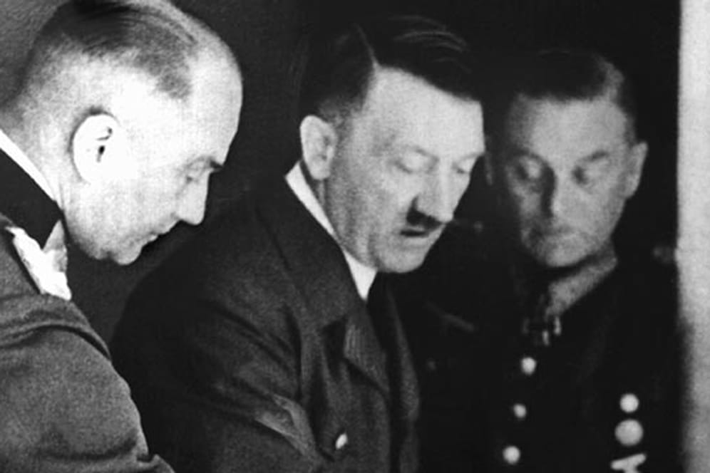Generalfeldmarschall Walter von Brauchitsch (l), der Diktator und Reichskanzler Adolf Hitler und Wilhelm Keitel, Chef des Oberkommandos der Wehrmacht, bei einer Lagebesprechung.