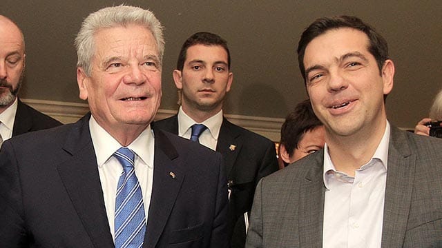 Bundespräsident Joachim Gauck (links) hatte gegenüber dem griechischen Premier Alexis Tsipras bereits sein Unbehagen im Bezug auf die deutschen Kriegsverbrechen signalisiert.