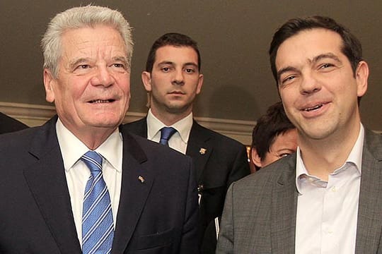 Bundespräsident Joachim Gauck (links) hatte gegenüber dem griechischen Premier Alexis Tsipras bereits sein Unbehagen im Bezug auf die deutschen Kriegsverbrechen signalisiert.