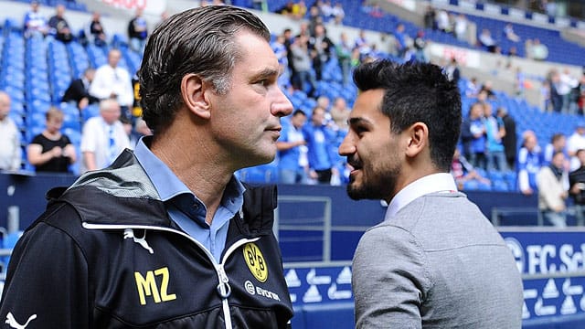 Michael Zorc (li.) stellt sich schützend vor Ilkay Gündogan.