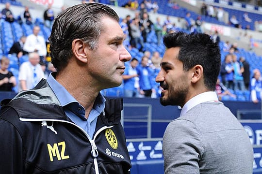 Michael Zorc (li.) stellt sich schützend vor Ilkay Gündogan.