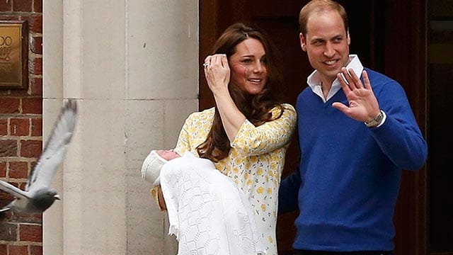 Kate, William und ihre Tochter beim Verlassen der Klinik. Kate, William und ihre Tochter beim Verlassen der Klinik.