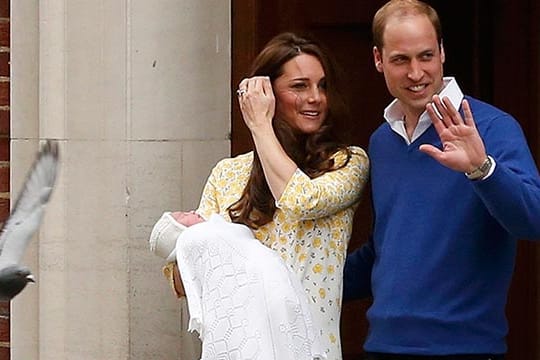 Kate, William und ihre Tochter beim Verlassen der Klinik.