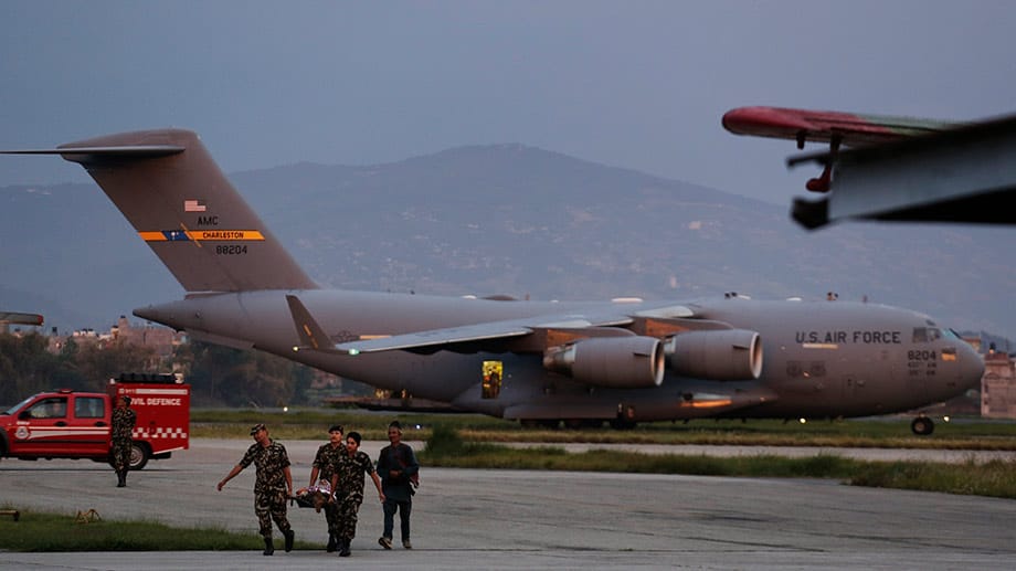 Flugzeug der US Air Force in Kathmandu: Große Maschinen können die Stadt derzeit nicht mehr anfliegen. Flugzeug der US Air Force in Kathmandu: Große Maschinen können die Stadt derzeit nicht mehr anfliegen.
