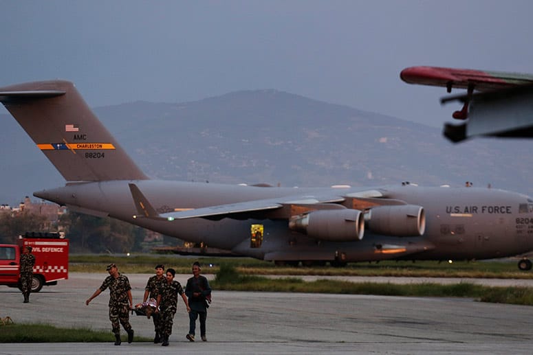 Flugzeug der US Air Force in Kathmandu: Große Maschinen können die Stadt derzeit nicht mehr anfliegen.