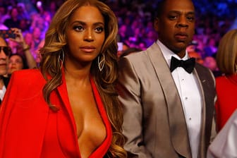 Tiefe Einblicke auf blanke Brüste: Beyoncé Knowles machte beim Boxkampf eine tolle Figur.