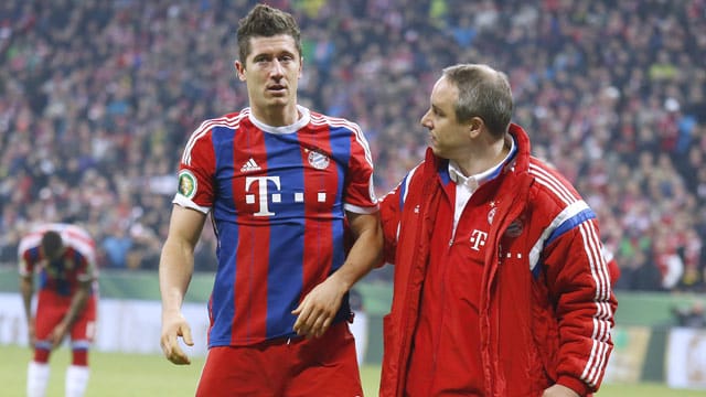 Robert Lewandowski (li.) unmittelbar nach dem Zusammenprall mit Mitch Langerak. Robert Lewandowski (li.) unmittelbar nach dem Zusammenprall mit Mitch Langerak.