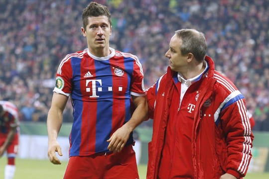 Robert Lewandowski (li.) unmittelbar nach dem Zusammenprall mit Mitch Langerak.