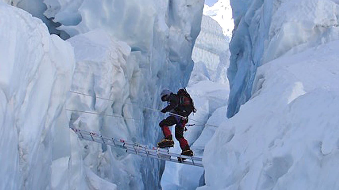 Ein Bergsteiger am gefährlichen Khumbu-Eisbruch: Ohne die Sicherheitsvorkehrungen der Sherpas ist die Strecke am Mount Everest kaum zu bewältigen.