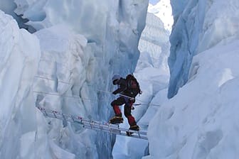Ein Bergsteiger am gefährlichen Khumbu-Eisbruch: Ohne die Sicherheitsvorkehrungen der Sherpas ist die Strecke am Mount Everest kaum zu bewältigen.