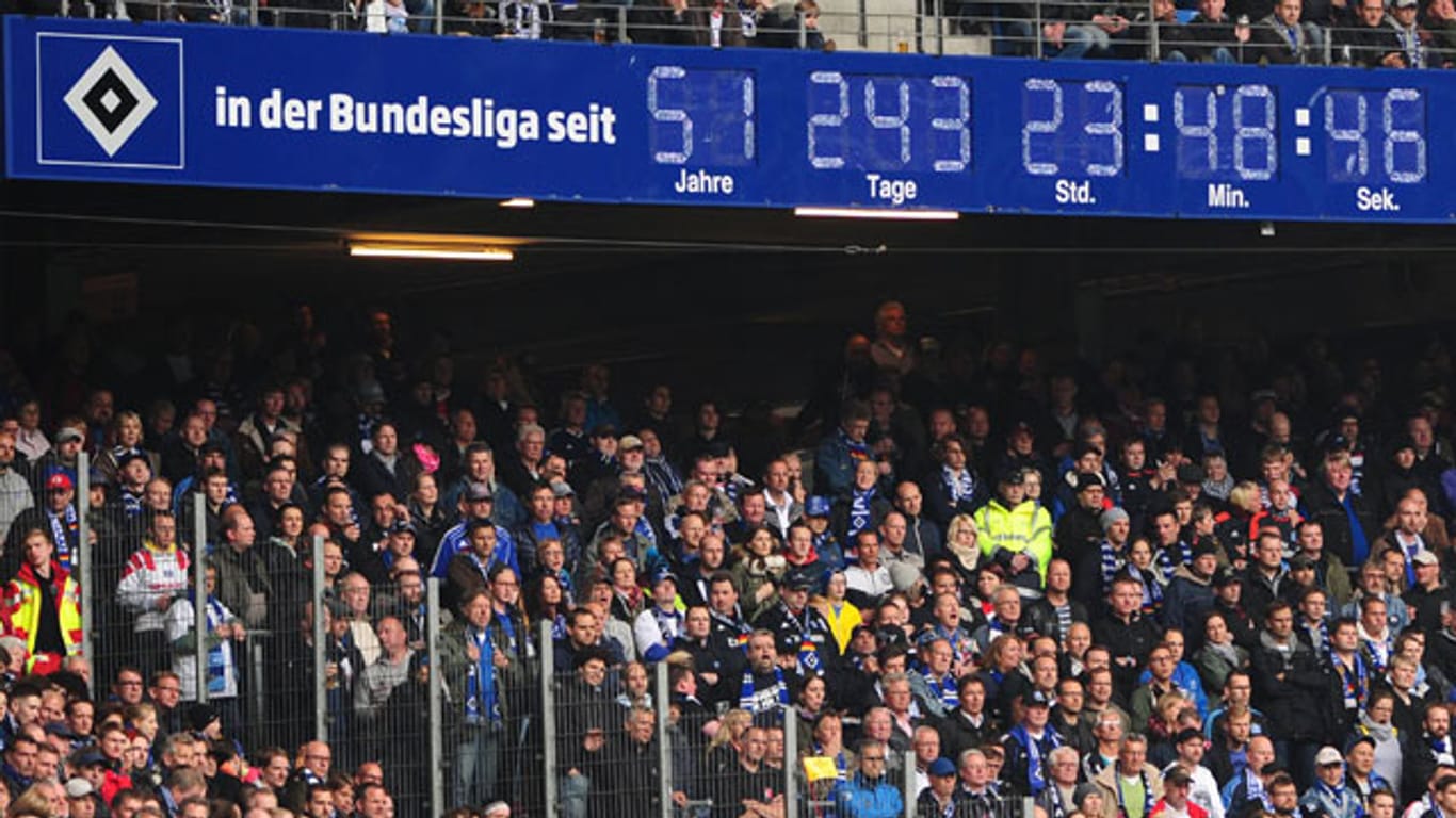 Immer am Laufen: Die Bundesliga-Uhr des Hamburger SV, hier beim Spiel gegen den FC Augsburg im April.