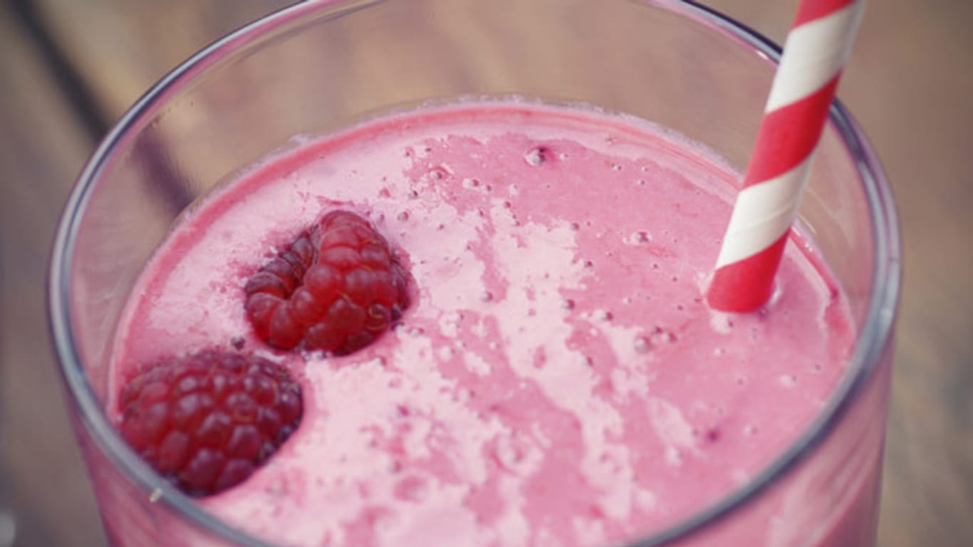 Erfrischend und gesund: Ein Himbeersmoothie ist eine Vitaminbombe zum Trinken.