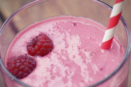 Erfrischend und gesund: Ein Himbeersmoothie ist eine Vitaminbombe zum Trinken.