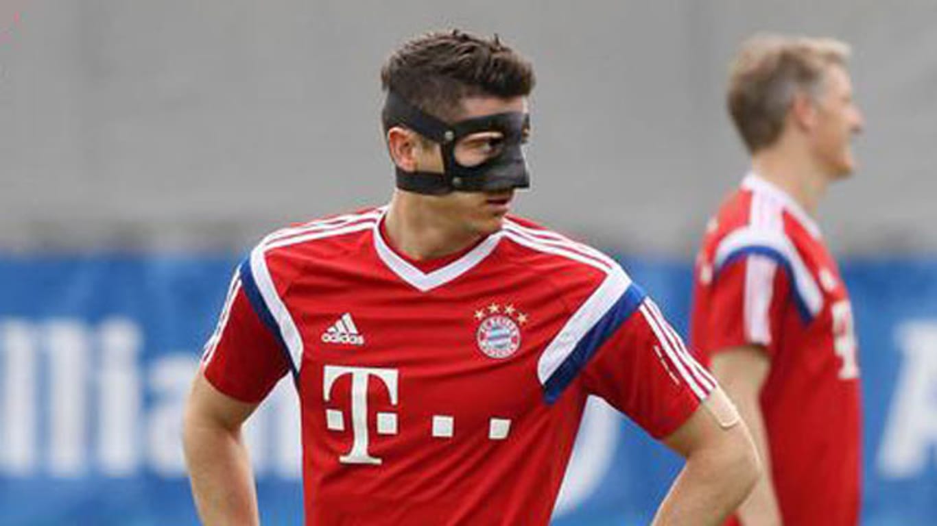 FCB-Stürmer Robert Lewandowski trainiert erstmals mit Maske.