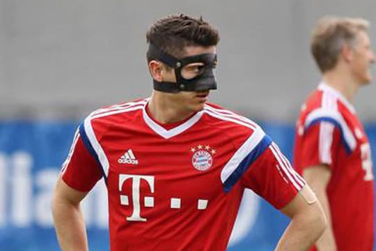 FCB-Stürmer Robert Lewandowski trainiert erstmals mit Maske.