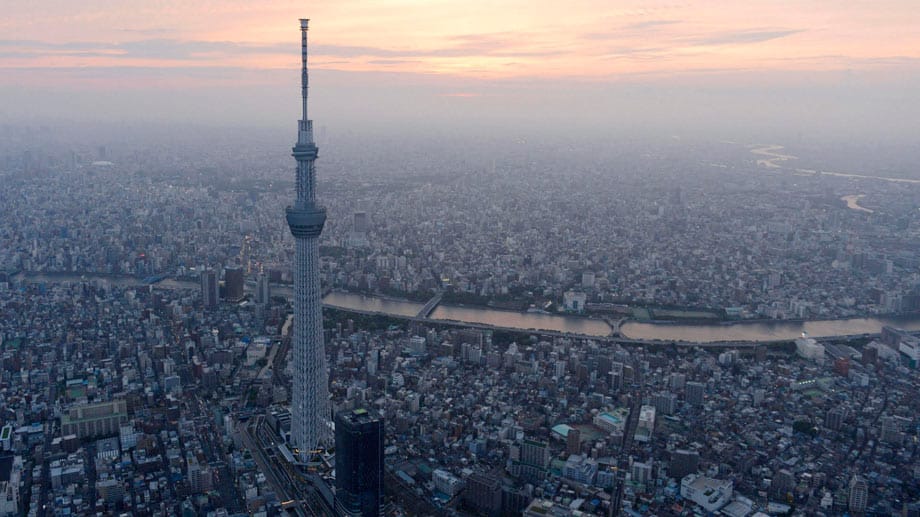 Der "Sky Tree" überragt Tokio mit seinen 634 Metern Gesamthöhe deutlich. In ihm befindet sich die vierthöchste Aussichtsplattform.