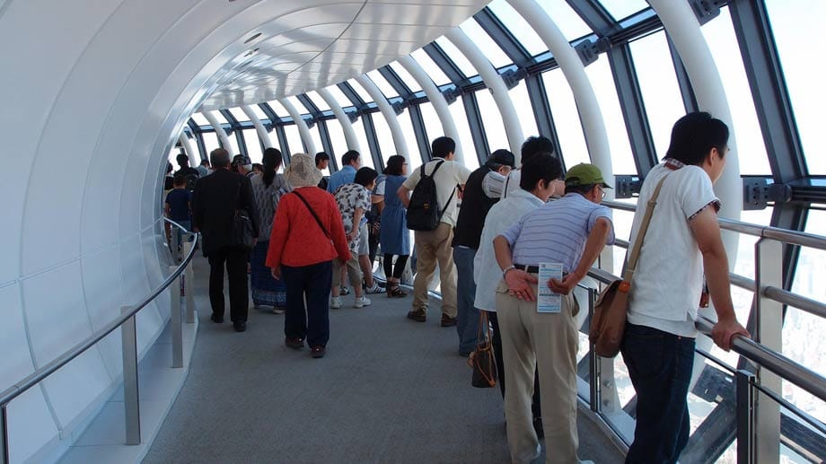 Von einem Rundgang aus liegt den Besuchern die japanische Metropole 450 Meter unter tiefer zu Füßen.
