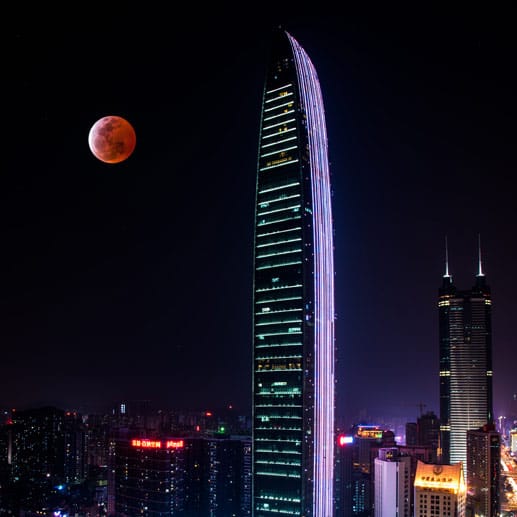 Im "Kingkey 100" - oder kurz "KK100" - in Shenzhen in China rentiert sich ein Besuch in der Bar des Hotels "St. Regis" in den obersten Stockwerken des 442 Meter hohen Wolkenkratzers. Bei einem Drink schaut man entspannt auf die 427 Meter tiefer liegende Stadt.