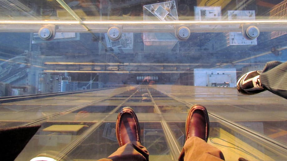 Die Aussicht vom Skydeck des "Willis Towers" auf 413 Metern Höhe ist grandios. 2009 wurden im 103. Stock drei Glasbodenbalkone angebaut. Dort kann man nun schaudernd bis hinunter in die Straßen der "Windy City" sehen.