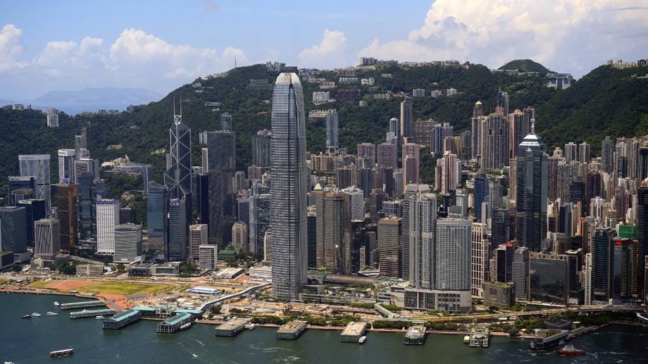 Die Aussichtsplattform auf 388 Metern Höhe bietet einen tollen Blick auf den Hafen Hongkongs.