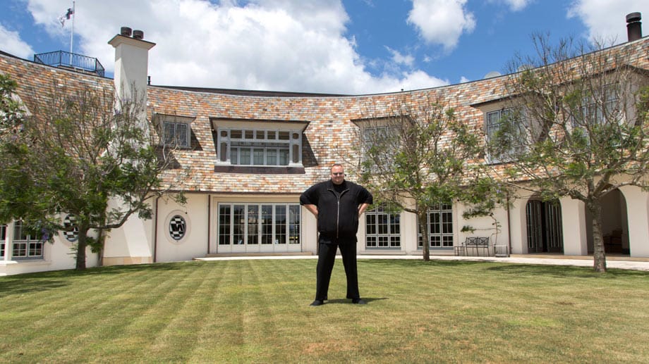 Kim Dotcom im Innenhof seines Anwesens.