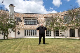 Kim Dotcom im Innenhof seines Anwesens.