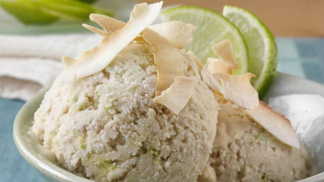 Cremiges Kokoseis erfrischt im Sommer und sorgt für Strandfeeling.