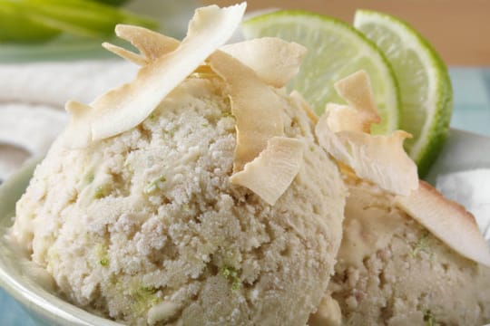 Cremiges Kokoseis erfrischt im Sommer und sorgt für Strandfeeling.