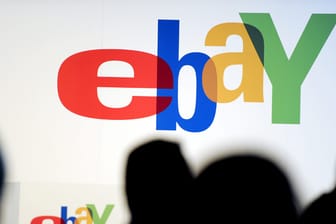 Menschliche Silhouetten vor einem Ebay-Logo