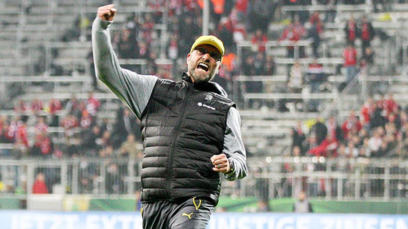 Jürgen Klopp jubelt nach dem Erfolg im DFB-Pokal-Halbfinale beim FC Bayern.