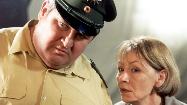 Horst Krause 1999 in seinem zweiten "Polizeiruf" an der Seite von Wanda Rosenbaum (Jutta Hoffmann).