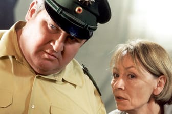 Horst Krause 1999 in seinem zweiten "Polizeiruf" an der Seite von Wanda Rosenbaum (Jutta Hoffmann).