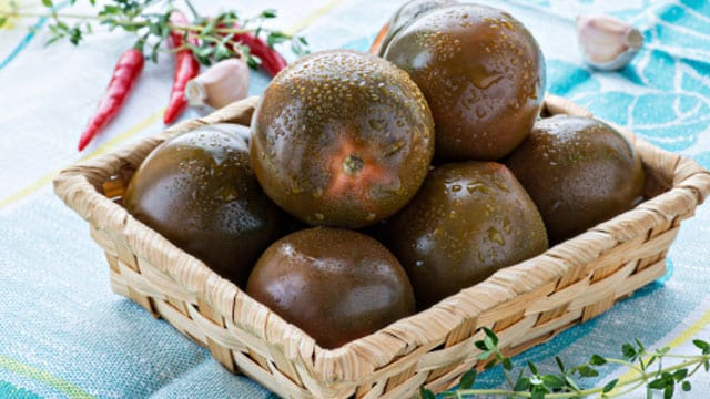 Schwarze Tomaten haben ungewohnte dunkle Färbung und süßes, intensives Aroma.